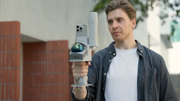 Opérateur réalisant le relevé d’une façade avec le scanner FJD Trion V4e Go